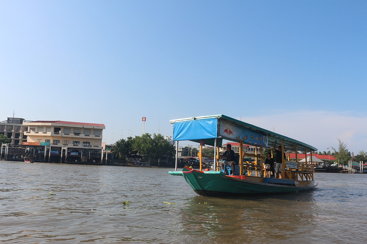 安帕瓦水上市场是现在泰国比较有名的水上市场之一比较不商业化主要