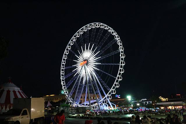 曼谷夜市摩天轮