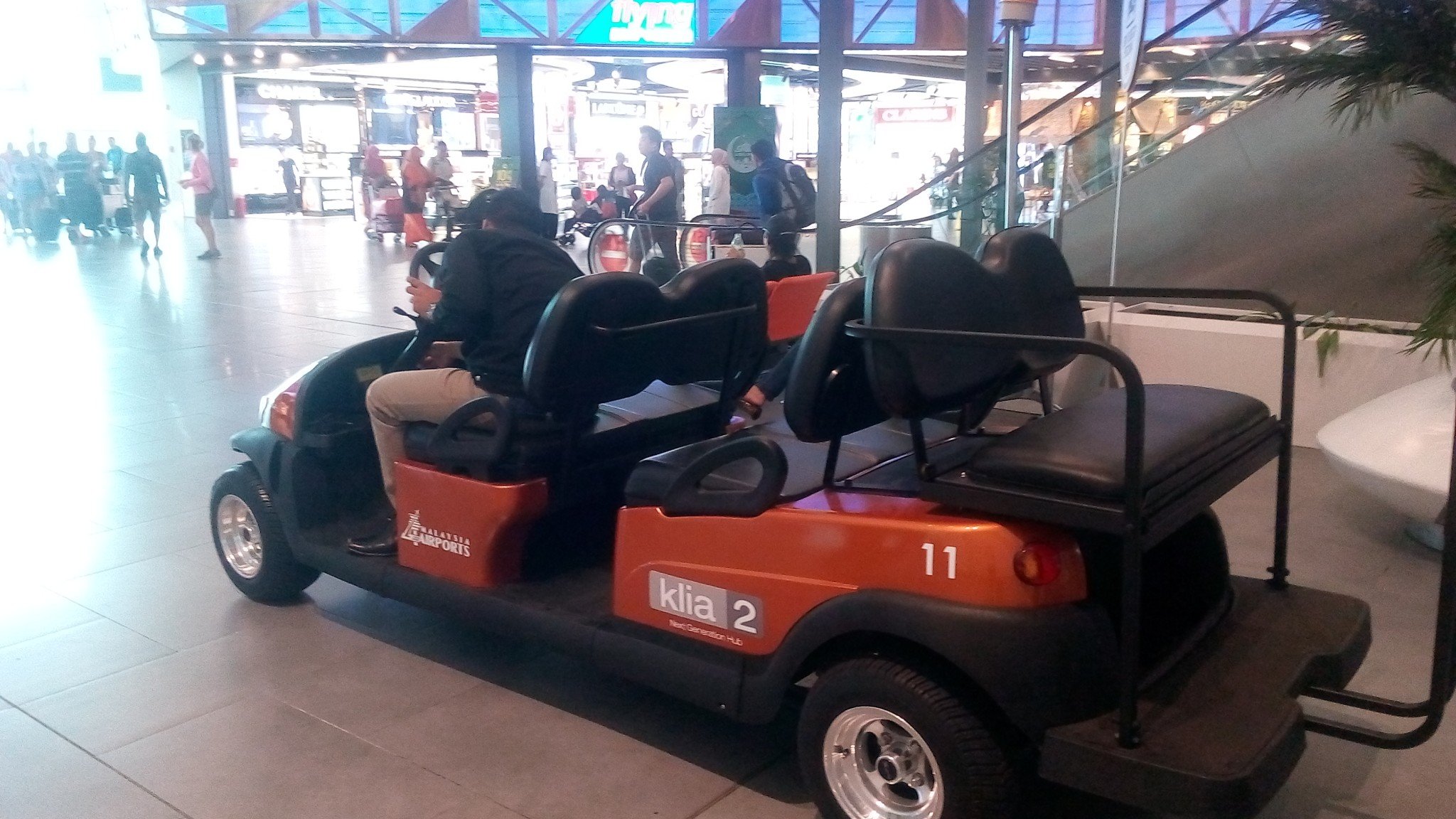 新机场完全属于亚航