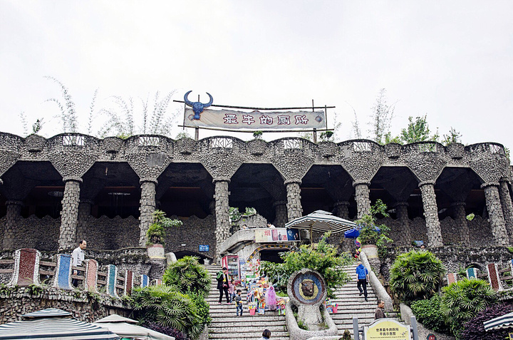 洋人街位于南岸区的弹子石附近,濒临长江之滨,风光怡人,欧美风情,每一