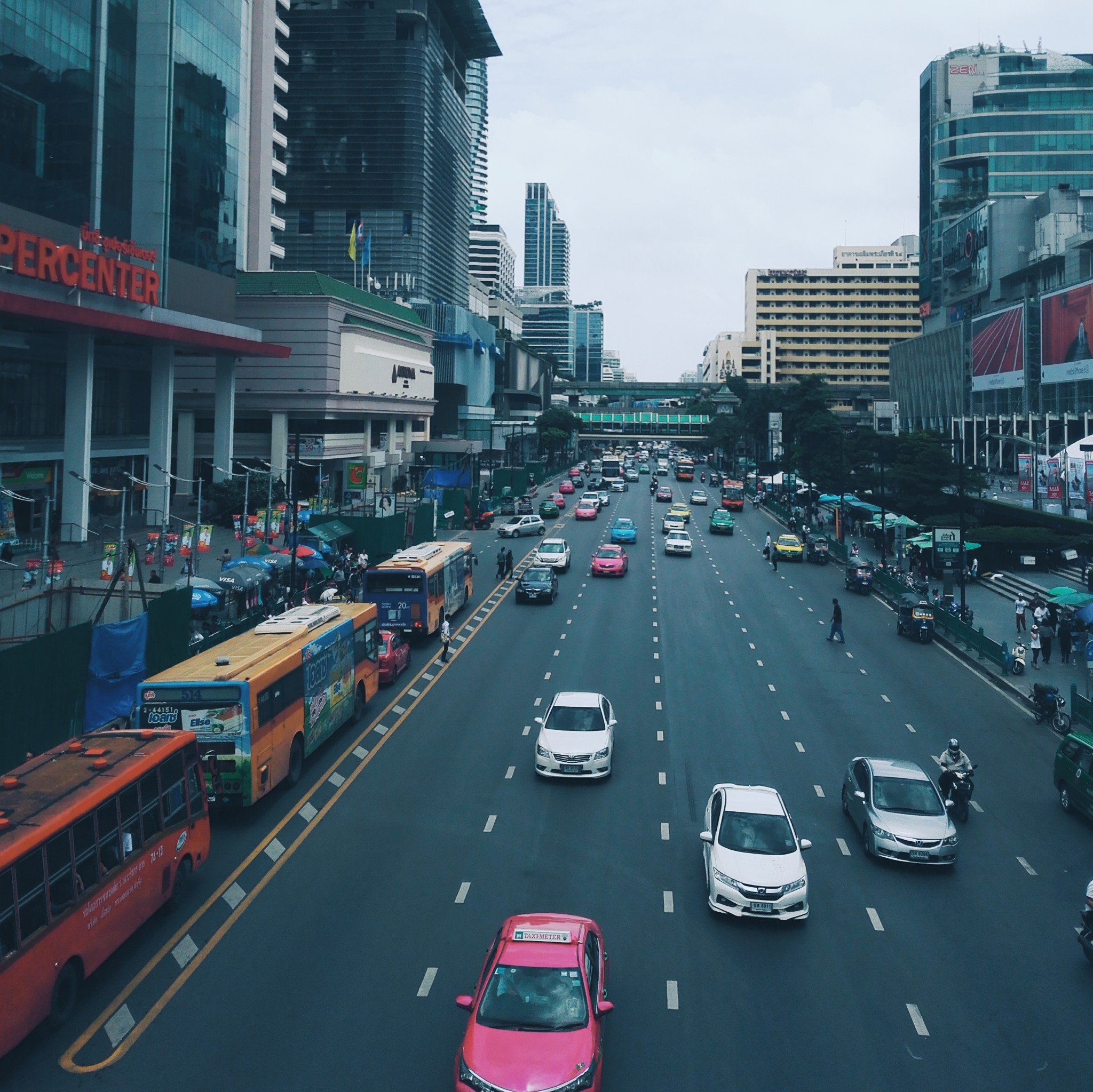 人家一脸懵逼的问我们 a what?这是站在通往big c的桥上拍的街景