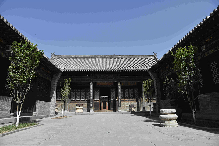 兴建庙宇宫观,棱台亭阁,深宅大院,依次兴建了玉皇阁(龙尾),真武阁