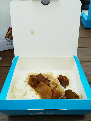"首先停车场就真的是很震撼,从来没看到过这么大的停车场。不过城堡最美还是在夜里灯光照射下的样子_上海迪士尼度假区"的评论图片
