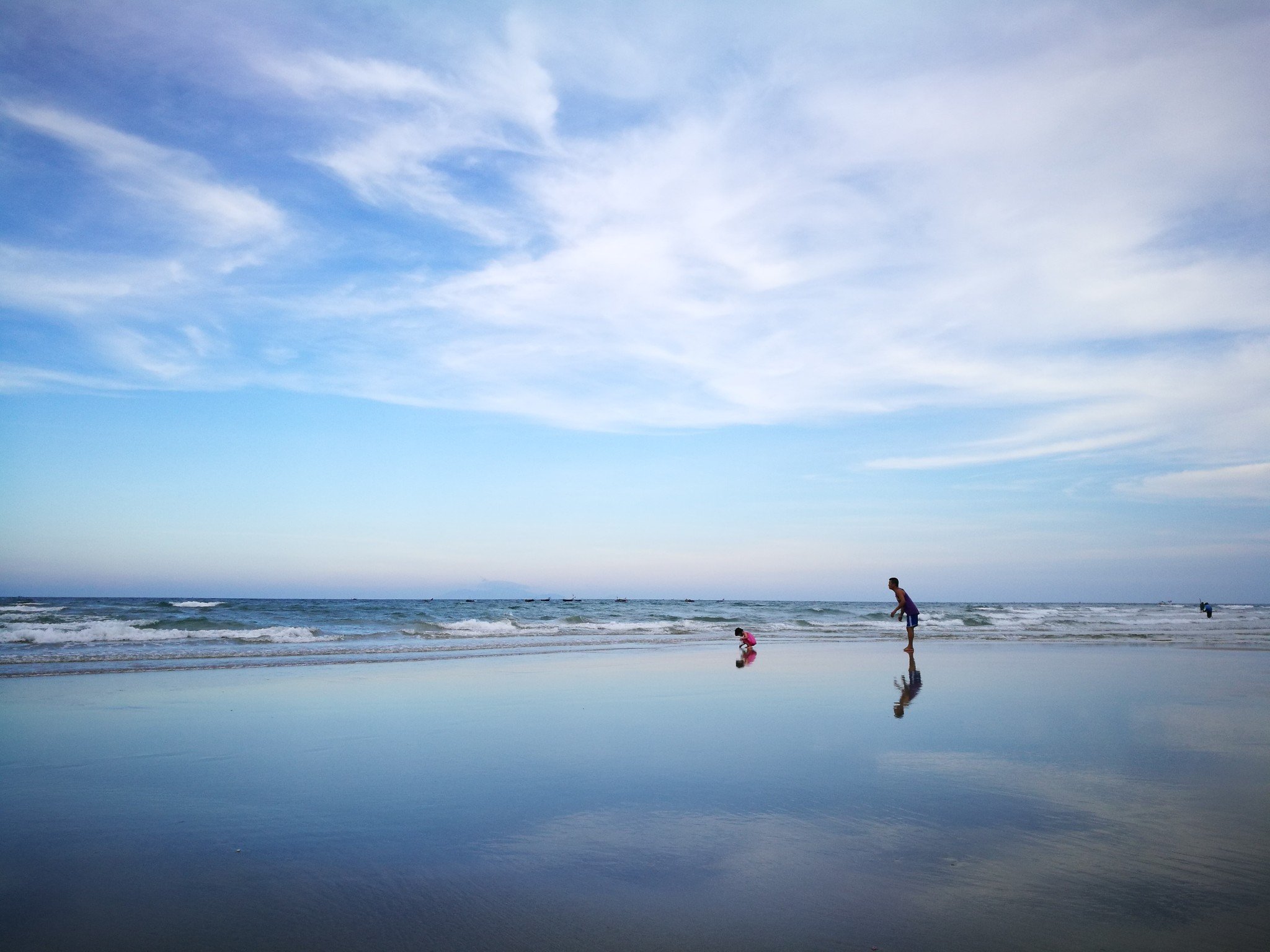 或许这才是美溪海滩真正的迷人之处也或许夜色中的美溪海滩才是当之无