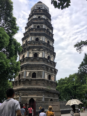 "里边的斜塔是最有名的，号称中国的比萨斜塔，很多人都是为了它而去的，只可惜现在正在维修，不能攀爬。_虎丘山风景名胜区-虎丘塔"的评论图片