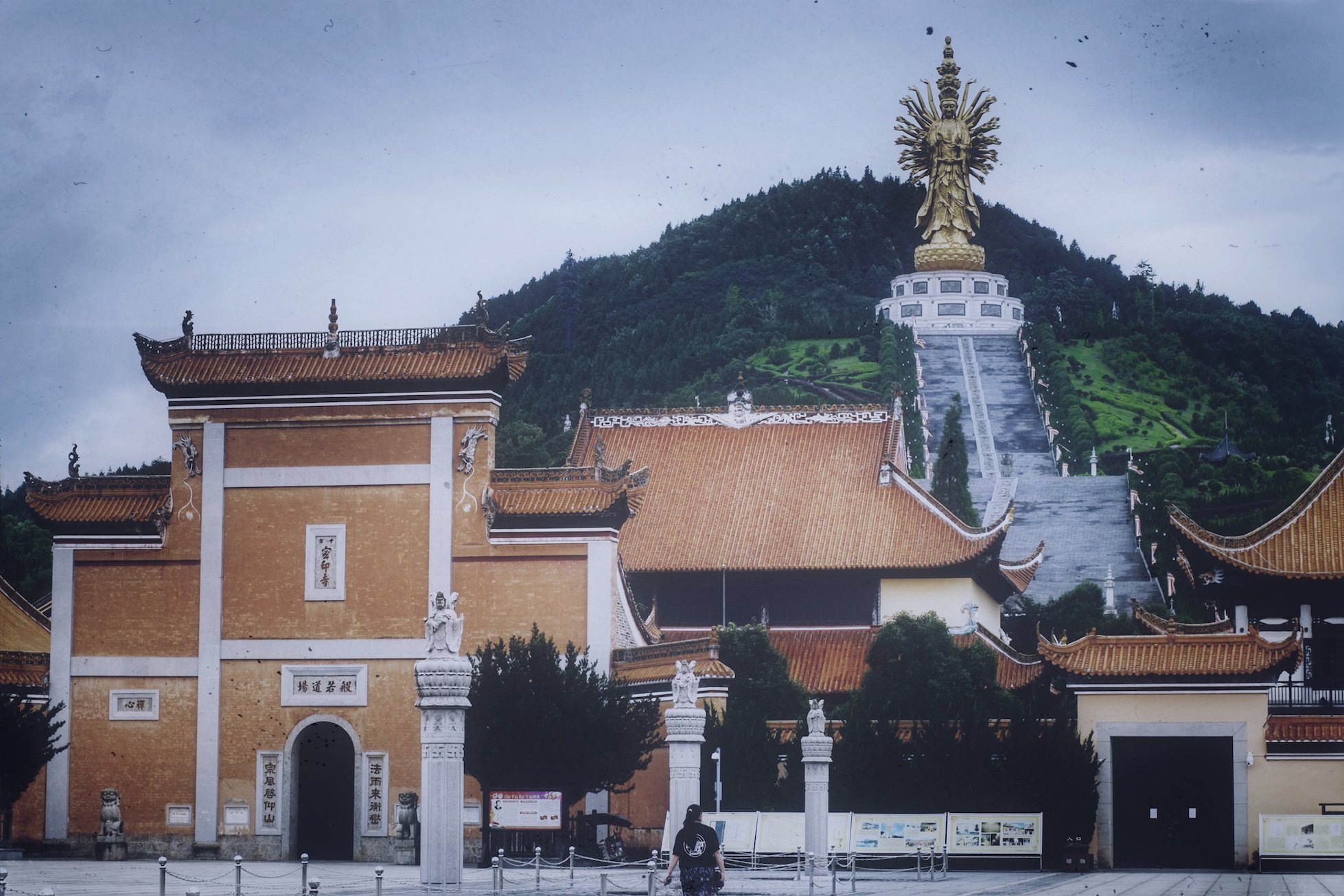 贴金佛像,共12182尊,镶嵌于四壁,佛像神态肃穆,殿