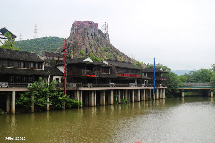 我还推荐《丽江恋歌》的演出,主要是讲述了藏