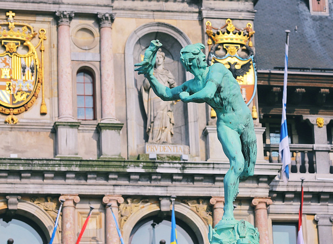 的身段上依旧隐藏不住肩部和大臂上发力的三角肌和肱二头肌肱三头肌