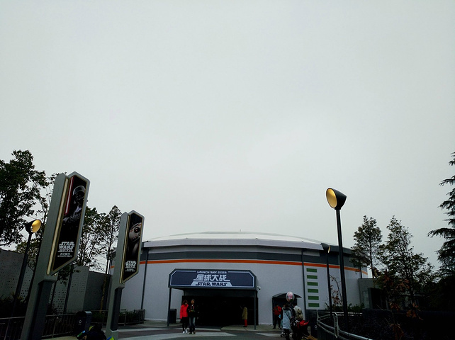 "首先停车场就真的是很震撼,从来没看到过这么大的停车场。不过城堡最美还是在夜里灯光照射下的样子_上海迪士尼度假区"的评论图片