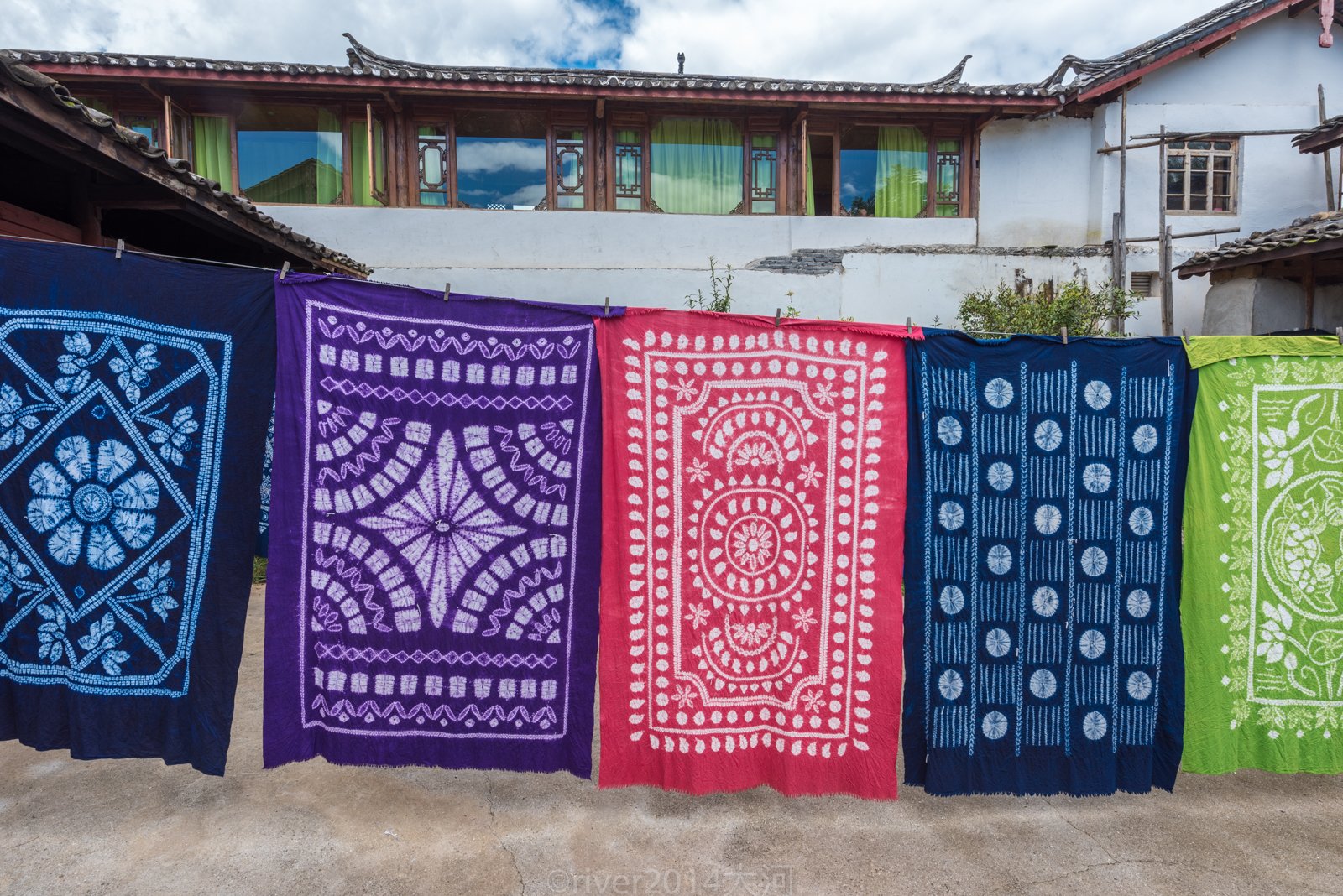 当年纳西族人跨过金沙江,先来到白沙古镇,然后慢慢的往南,到达束河