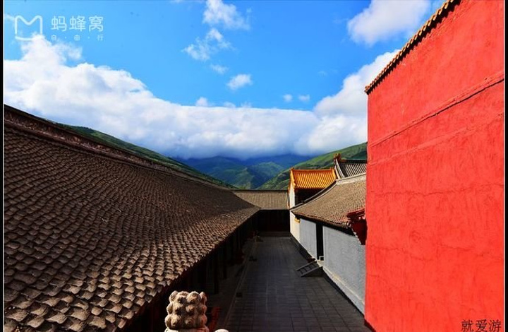 菩萨顶在五台山灵鹫峰上相传是文殊居住处故又名真容院亦称文殊寺创建