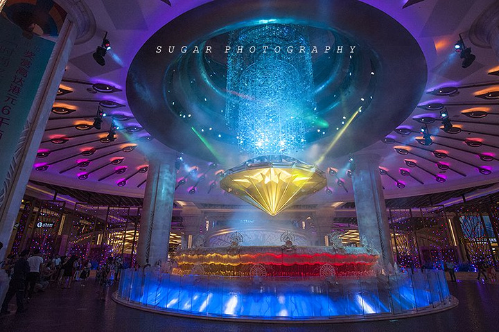 【红伶】是一座极尽豪华的娱乐殿堂,设有酒吧,酒廊,表演场地和私人