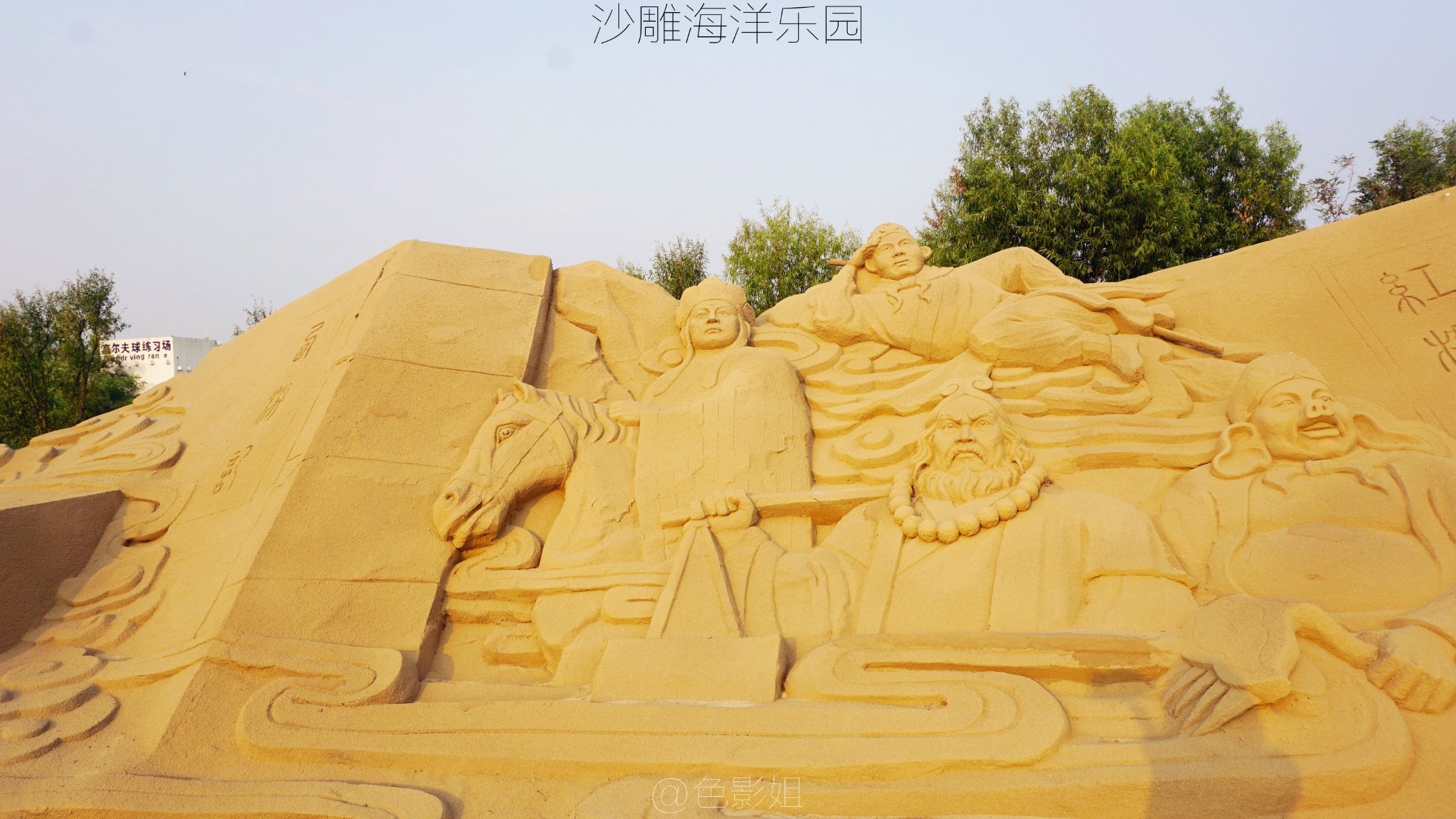 沙雕公园占地面积很大所以坐着小火车看沙雕是轻松的选择猫和老鼠永远