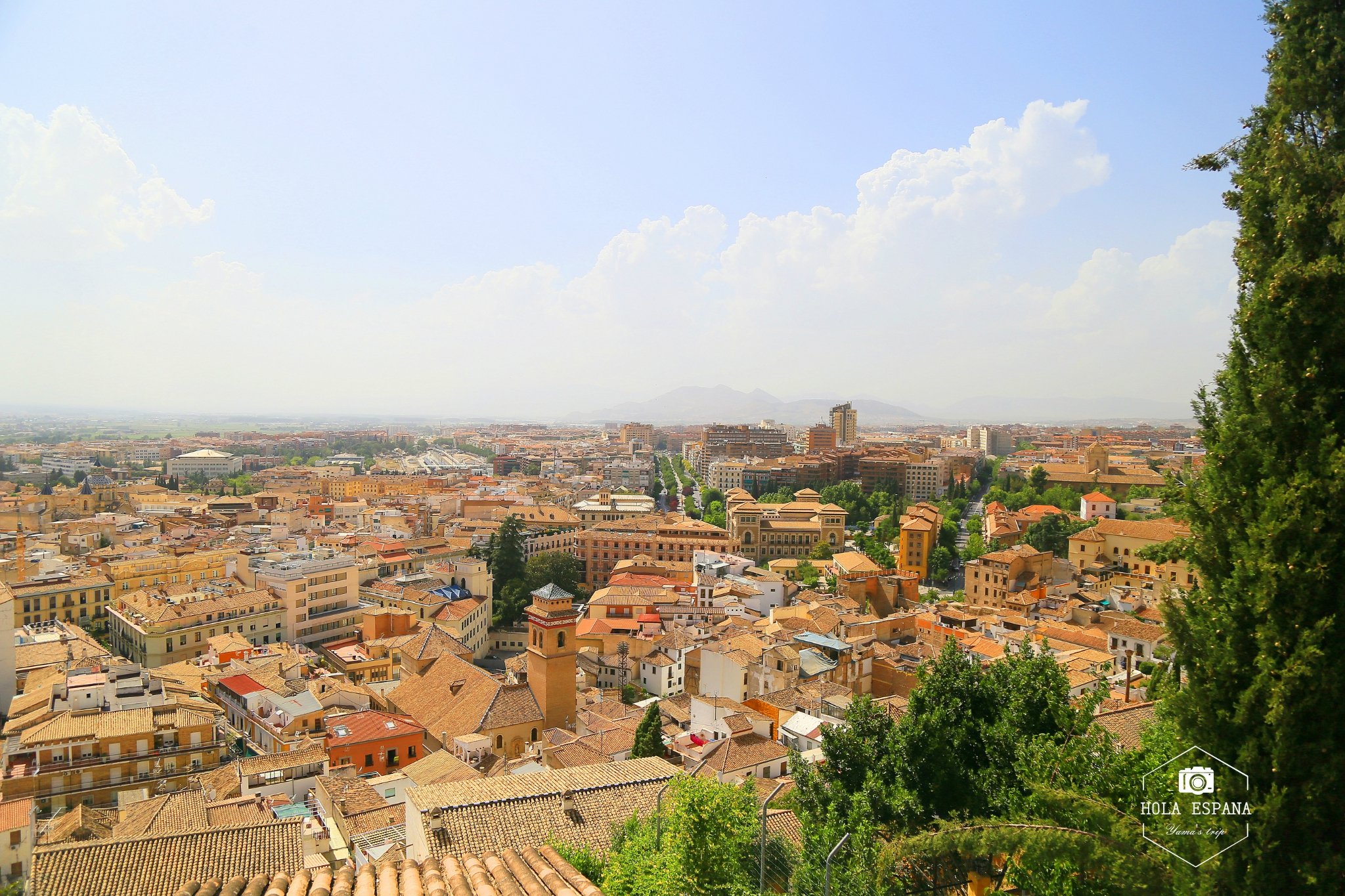 格拉纳达石榴之城在阿尔拜辛区经常可以看到石榴的元素下午三四点是最