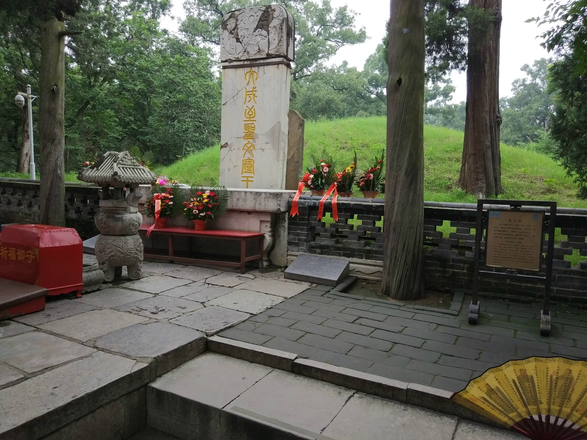 在门口等着我们也算是可以了(其实个人感觉他要是先带我们去孔子墓,让