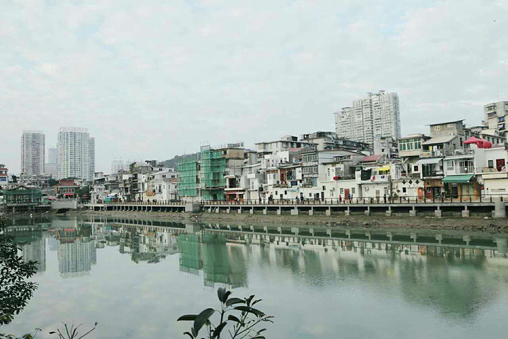 "游厦门环岛路，路途经白城立交桥、厦门大学白城、椰风寨、胡里山炮台等景点。路上会看到许多人在海边嬉戏_环岛路"的评论图片