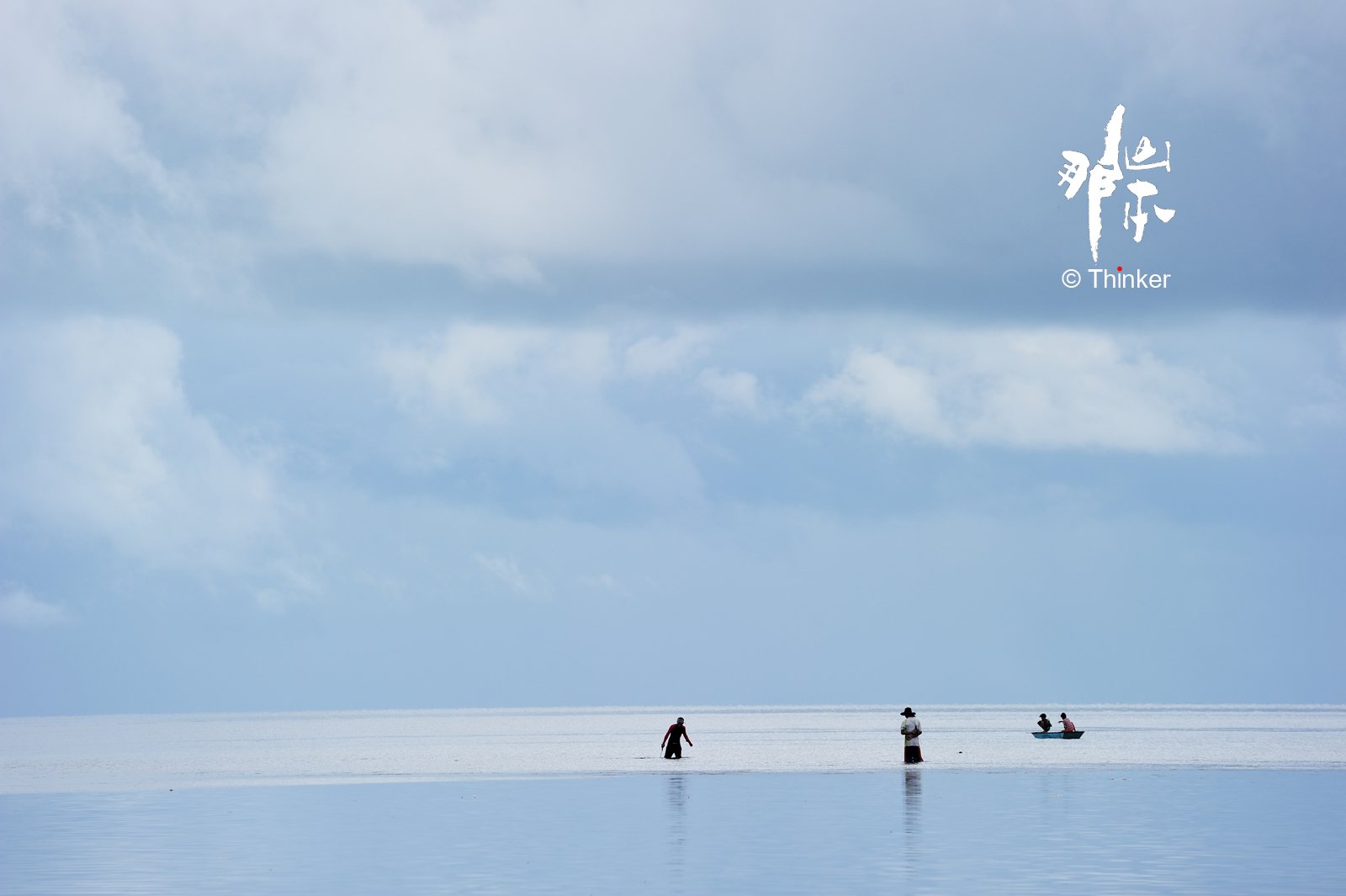 岛上的路全是细沙沙,光着脚在上面踩着真舒服,我终于可以自由奔跑了