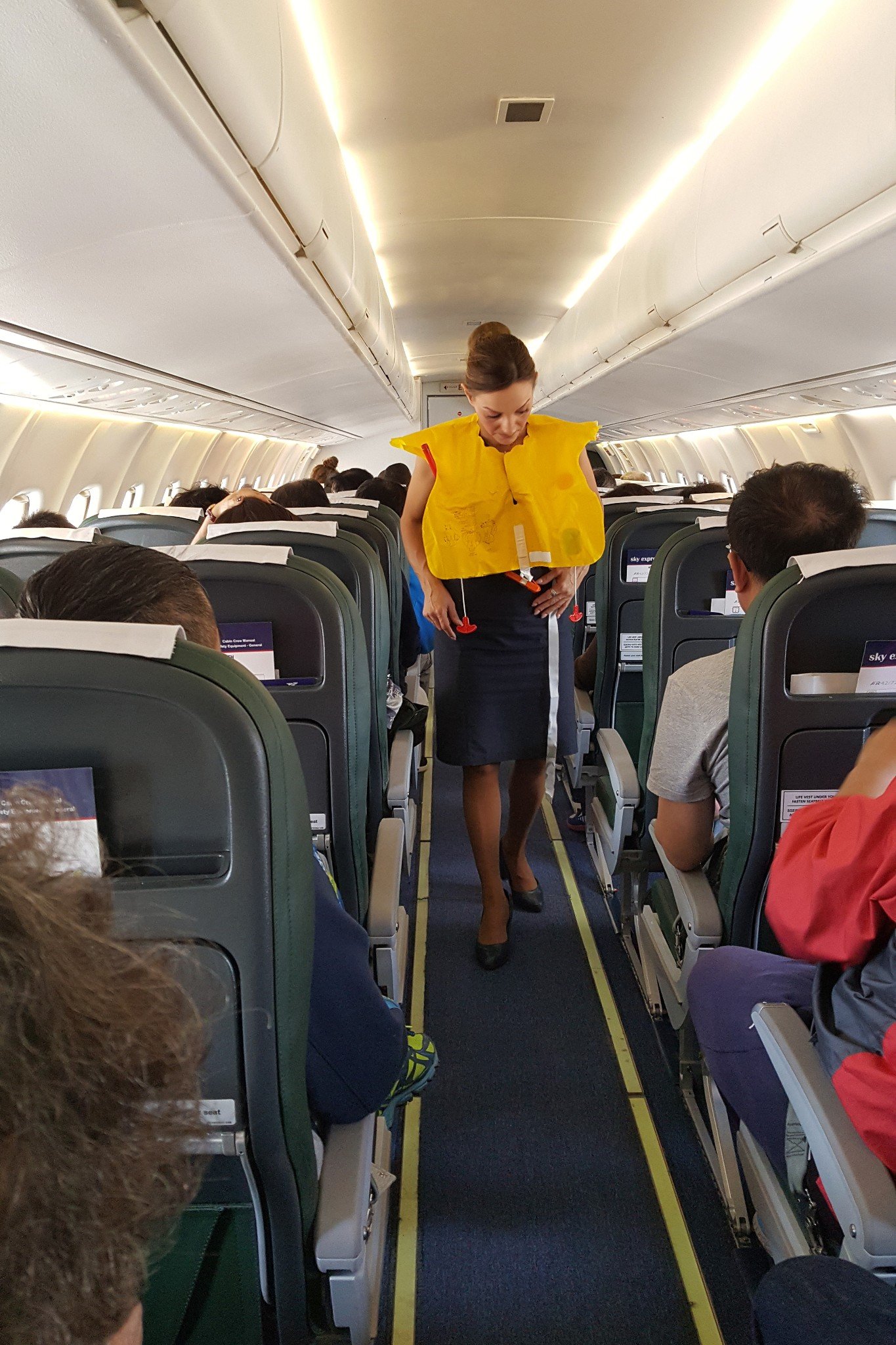 空姐演示安全设施