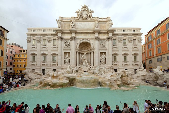 华丽无比的巴洛克式的许愿泉fotanaditrevi是罗马最大最著名的喷泉由