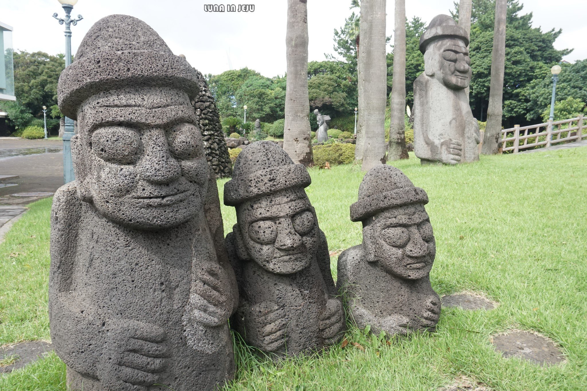 这是在中文旅游区入口看到的石头爷爷,石头爷爷是济州岛的标志,随处
