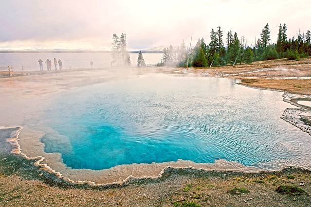 黄石公园间歇喷泉区