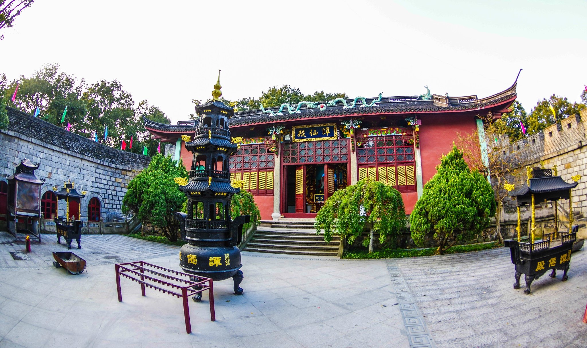 7米的谈仙岭上,坐落着一座中国最小的石城——谈仙石城