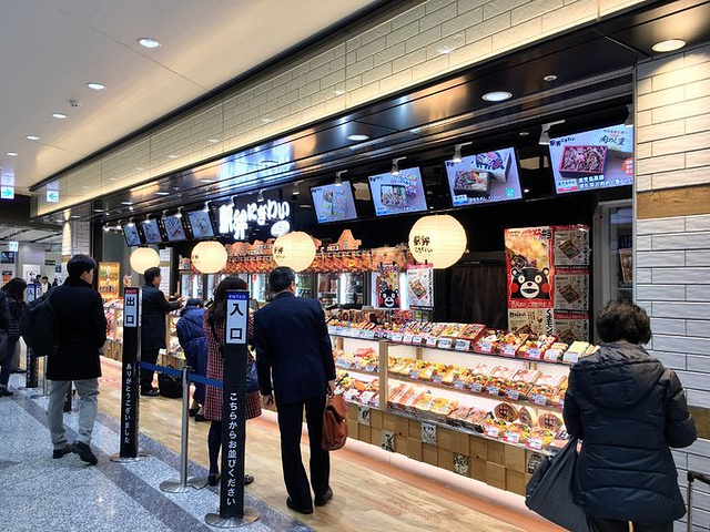 网上搜一搜这家店,基本每个大型车站都会有,主打熊本熊主题风格的便当