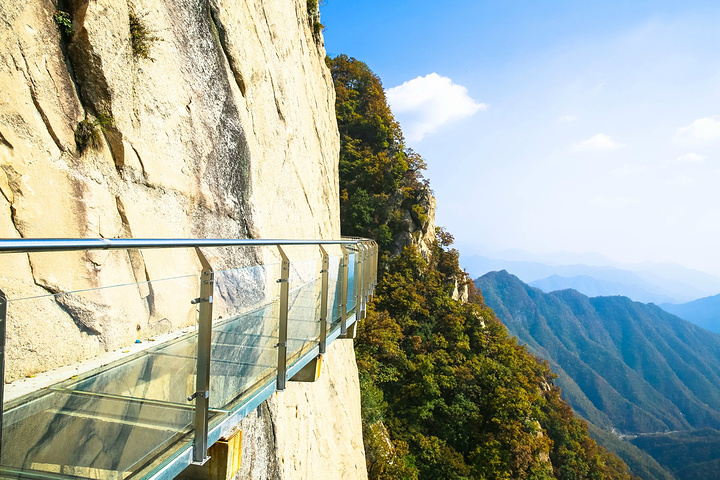 挑战千尺崖玻璃栈道行