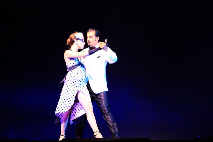 阿根廷的探戈舞演员已经不止一次地把那飘逸、