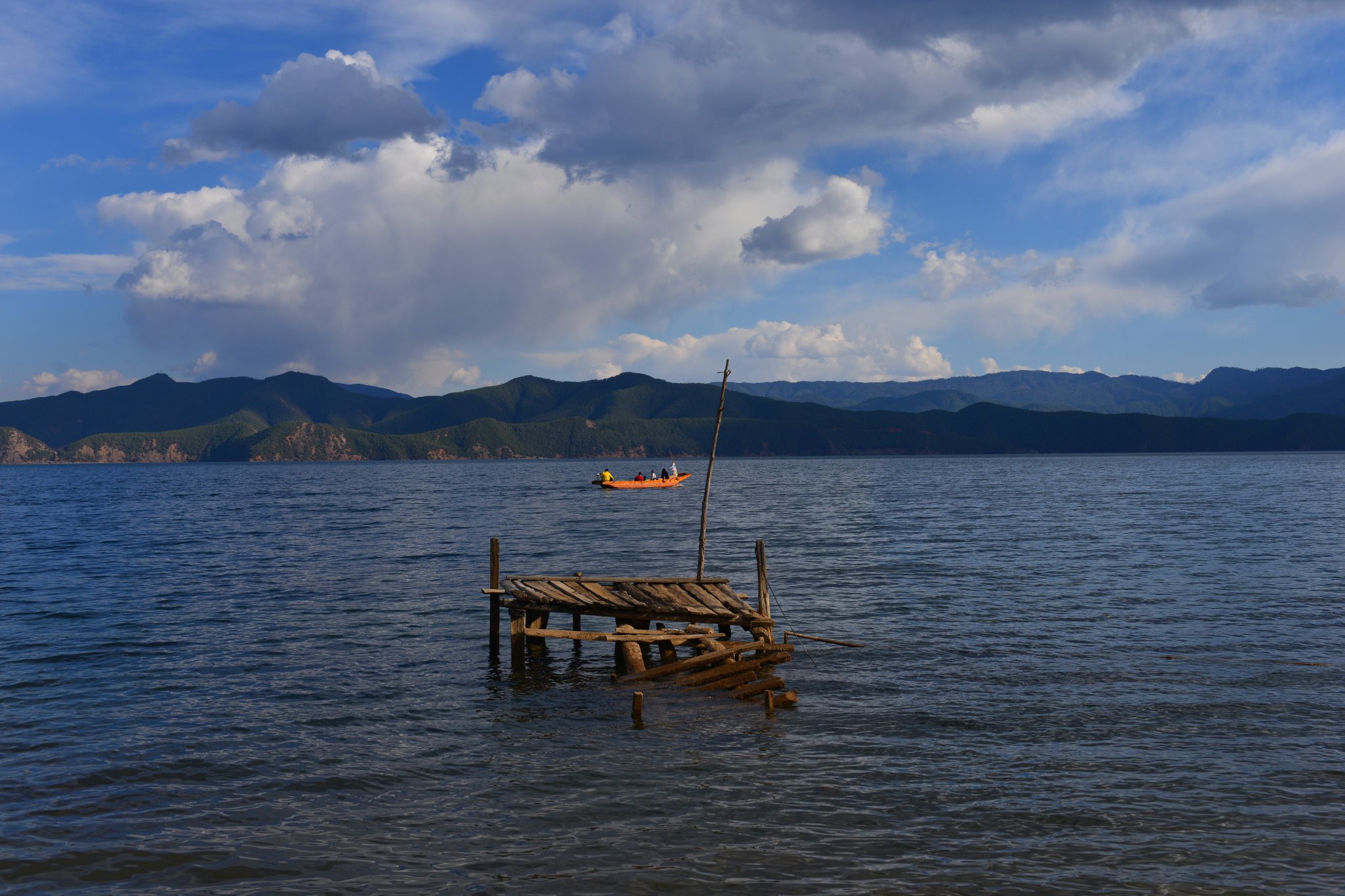 小落水村位于泸沽湖北部,格姆女神山下的小山谷里,三面环山,一面向湖