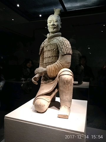 镇馆之宝,跪射弓箭手,唯一一座出土完整而不是碎片的兵马俑,因为海拔