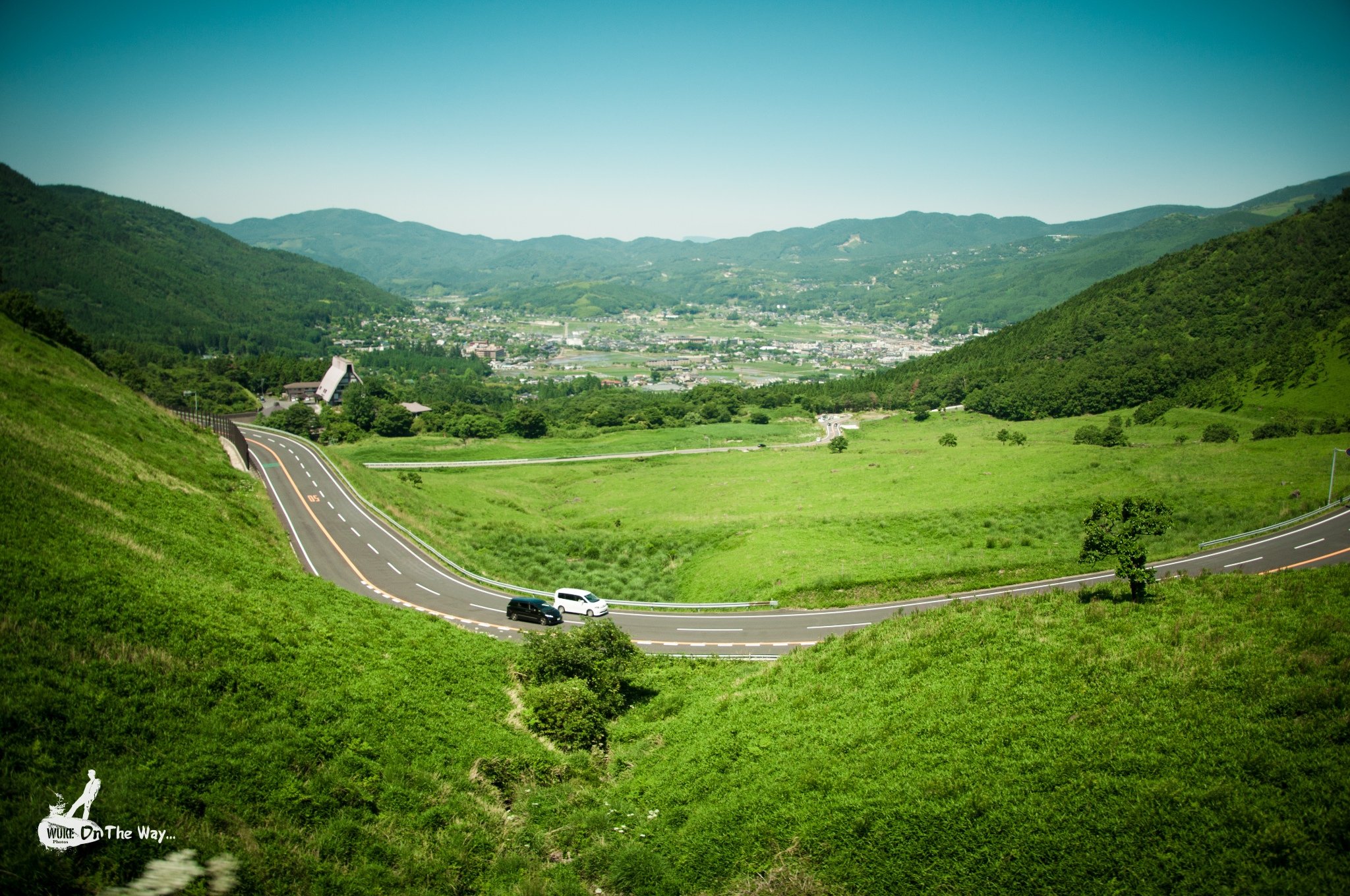 继续沿着蜿蜒起伏的山路出发