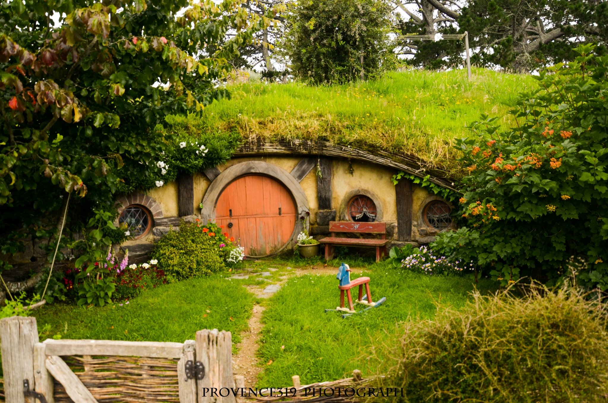 霍比屯保留着当初电影时候的很多细节,连霍比特人的小衣服还在,让你
