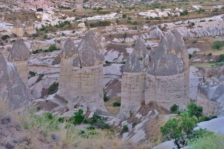 2018所以这里也是基督教圣地,信徒在洞穴里修
