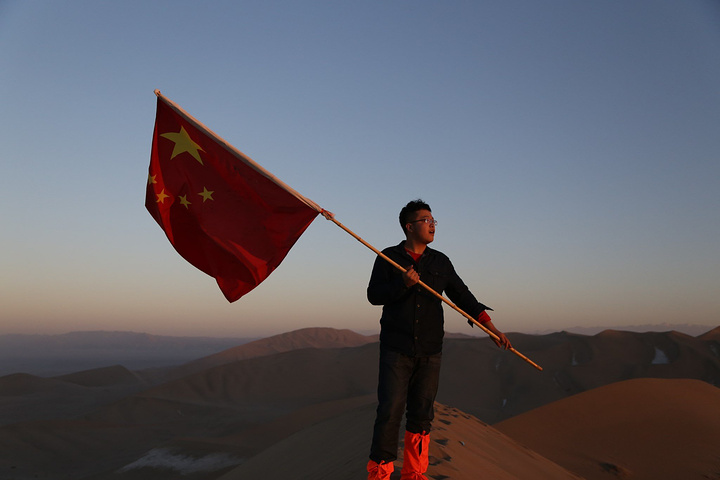 举旗人:zeddy这两位小哥就是从山下面捡到国旗的人~他们说他们的好