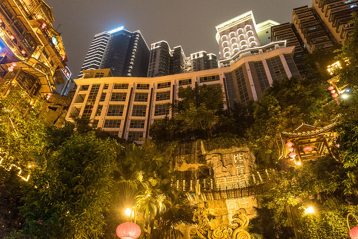 洪崖洞绝对堪称中国第一夜景洪崖洞夜景不错落座酒吧沿江边瞭望看船来
