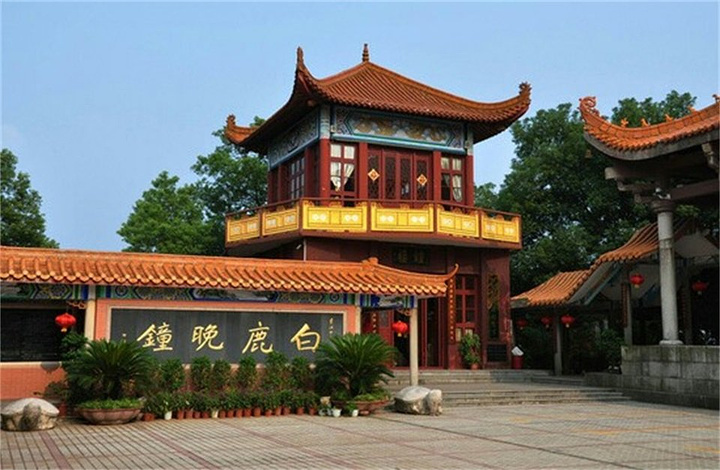 一直对有历史的深山古刹十分的喜欢,十分喜爱漫步其中的那份宁静致远