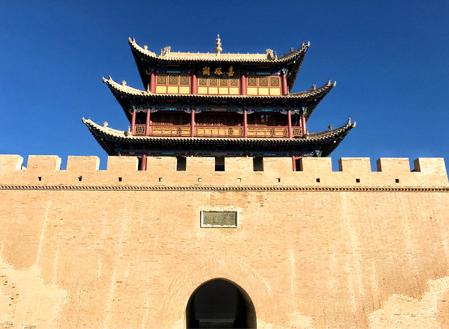 是明长城最西端的关口历史上曾被称为河西咽喉号称天下第一雄关位于