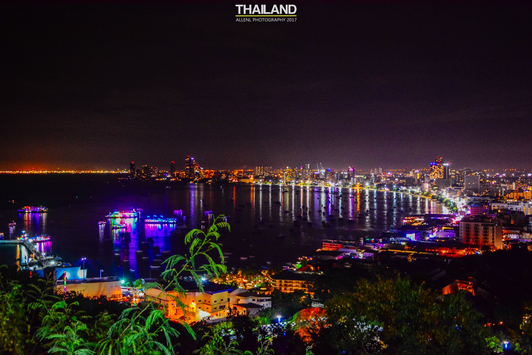 这里的夜景还是很绚烂的,白天不太推荐过来,一是热,二是实在没什么看