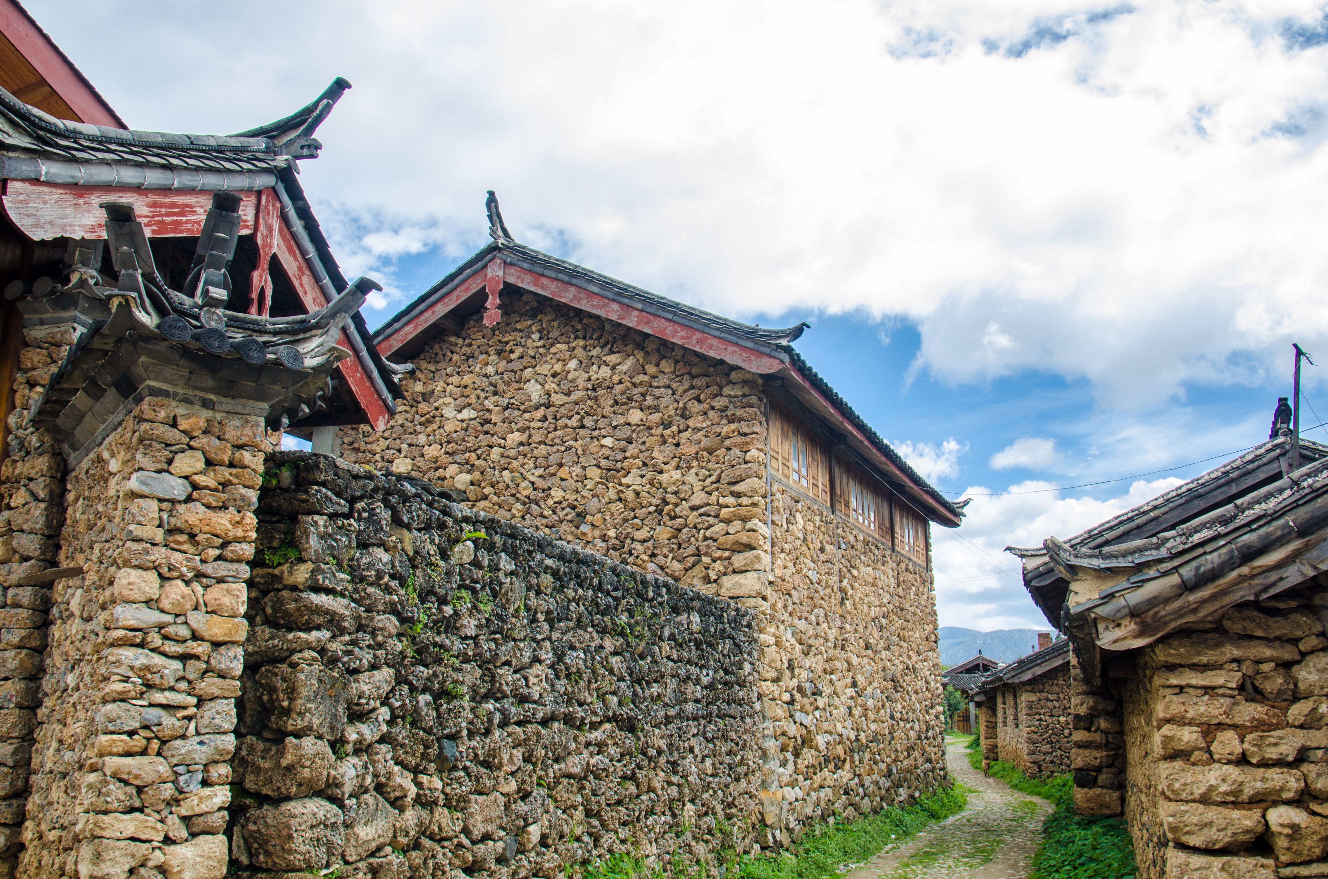 玉湖村又称雪嵩村,是一个坐落于雪山脚下的宁静古村,村里的民居都由