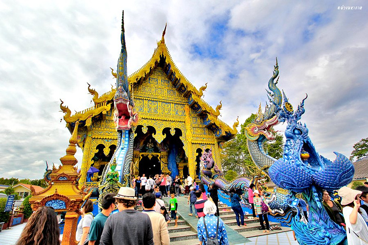 21清莱蓝庙不是清迈蓝庙 清莱蓝庙叫wat Rong Suea Ten 是由白庙主人的徒弟设计建造的 清莱蓝庙 评论 去哪儿攻略