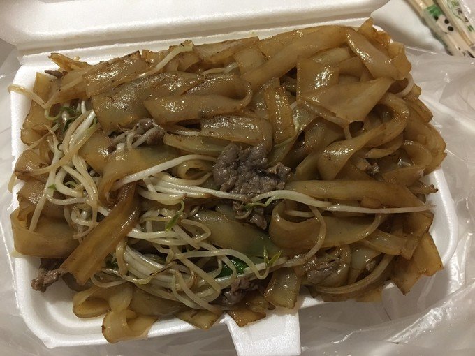 好想吃拉肠但是没机会了附近一家小店 打包了一份炒河粉回去饿了 在