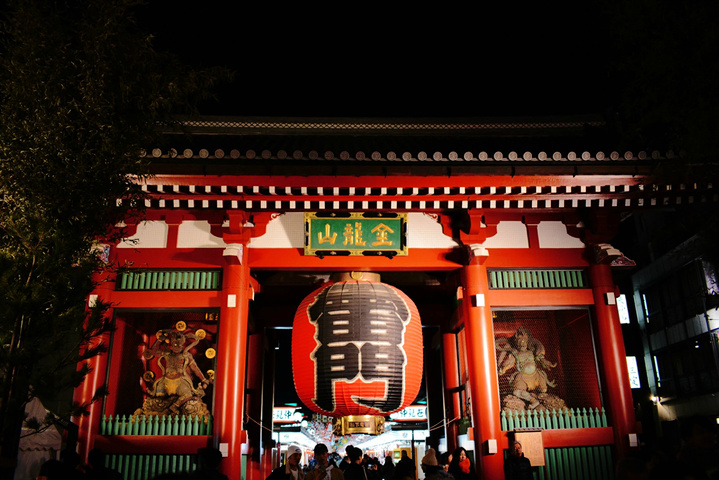 寺院的大门叫雷门正式名称是风雷神门是日本的门脸浅