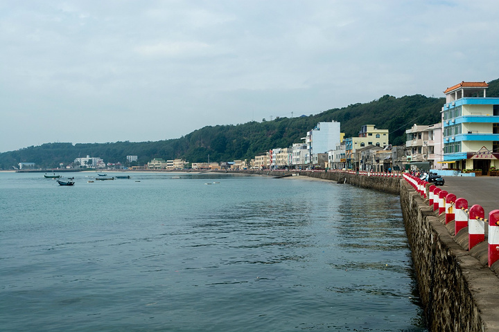 21猪仔岭涨潮的时候就是一座孤岛 必须坐船 海上观光的渔船是100 位 据说退潮的时候是可以走过去的 南湾 评论 去哪儿攻略