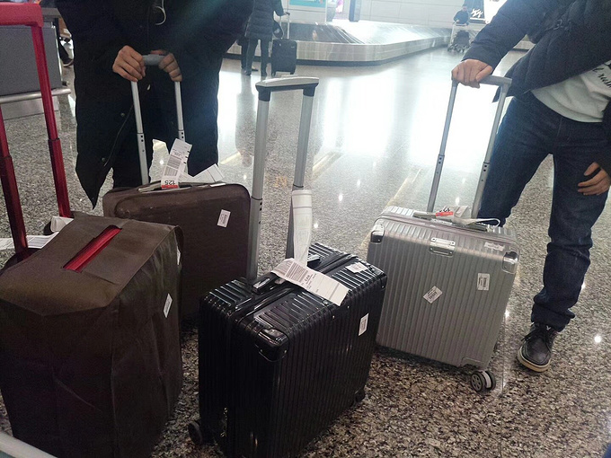 这是我们团购的行李箱.哈哈哈,v587吧!