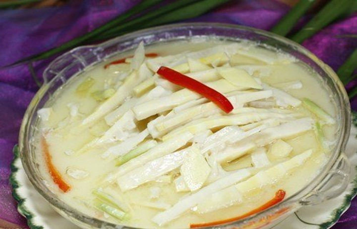 罗平酸笋在曲靖罗平多依河,九龙河及南盘江沿岸,每到春季绿树满山