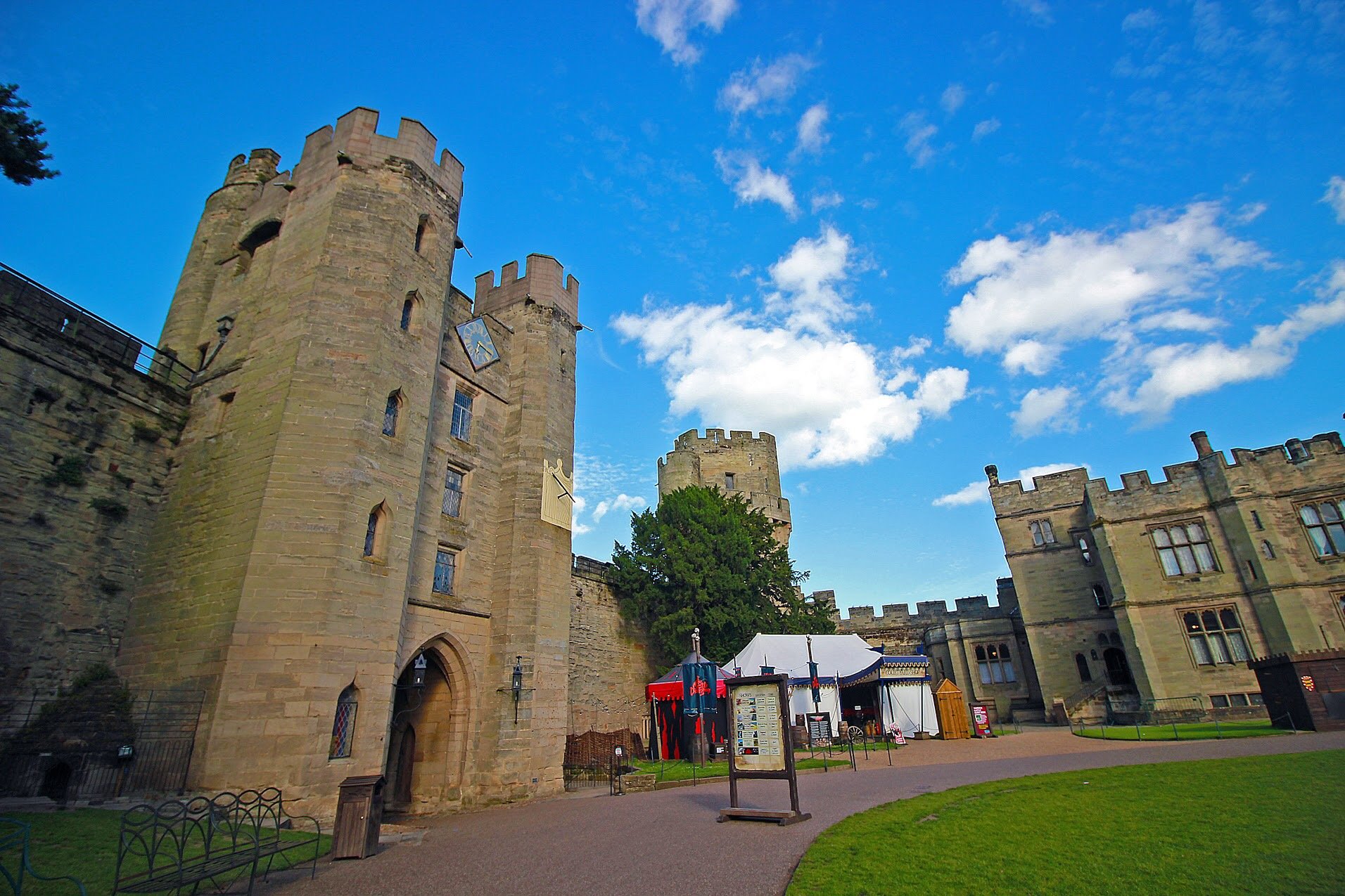 晚宴前也包含城堡参观的,还带一个穿骑士装的导游,在加一场布置豪华的