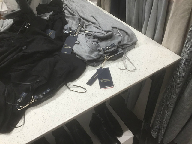 21看店里服饰一如既往地非常时尚 非常突破的一面 非常适宜的颜色搭配 来逛的女顾客也特别多 Zara 大阪心斎橋店 评论 去哪儿攻略