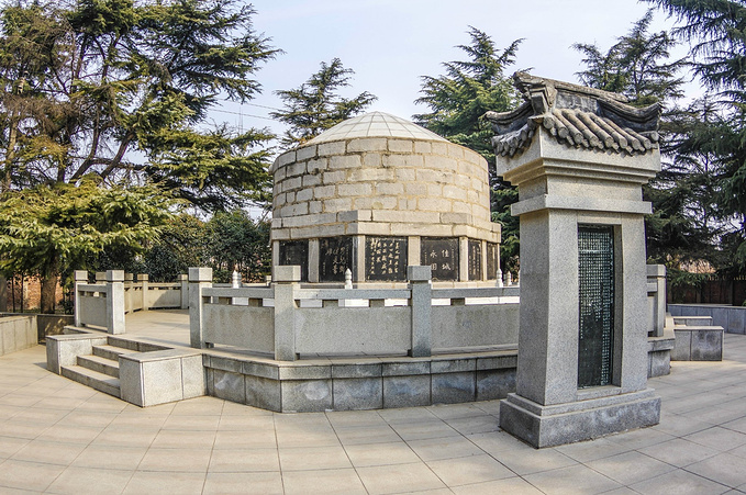 河南烈士陵园:埋葬了11名烈士图片