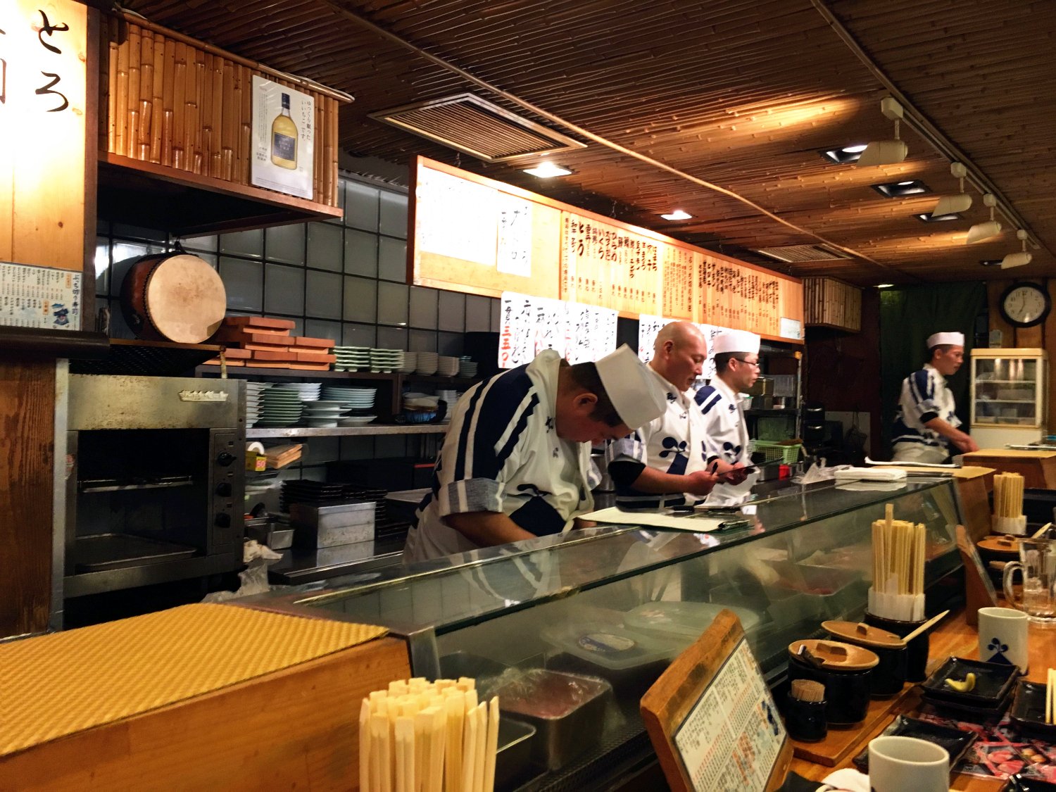 而且坐吧台还能看着时候把寿司放在你的碟子上,感觉非常好.